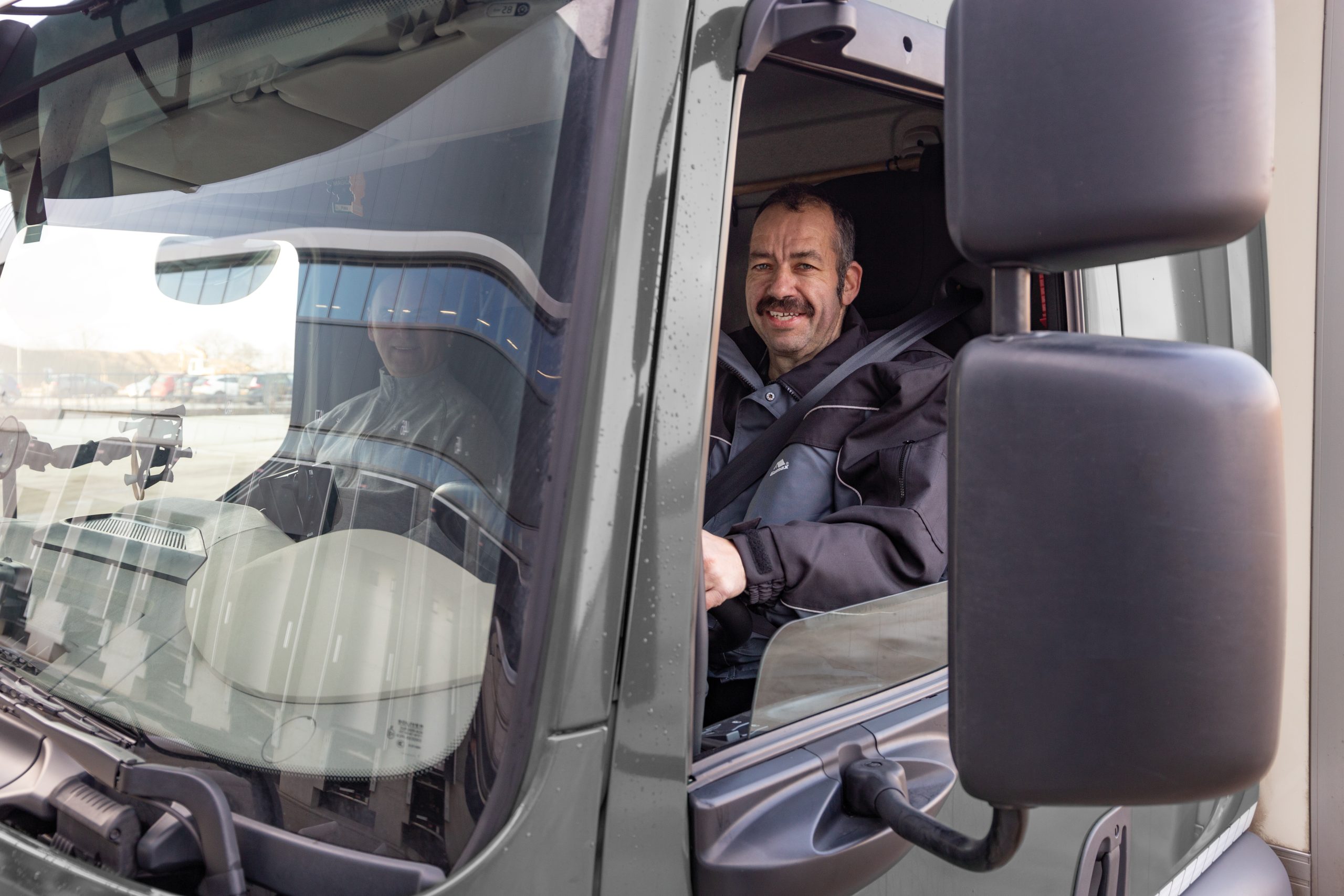 Chauffeur in wagen van Gumax Venlo voor bezorging