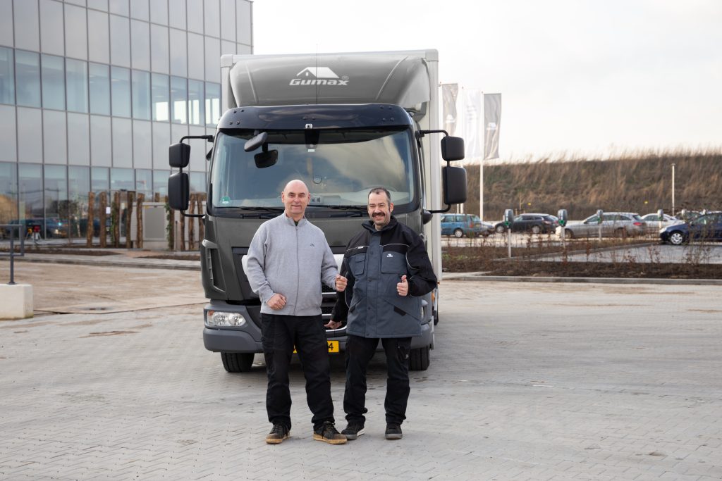 Bijrijder samen op de vrachtwagen